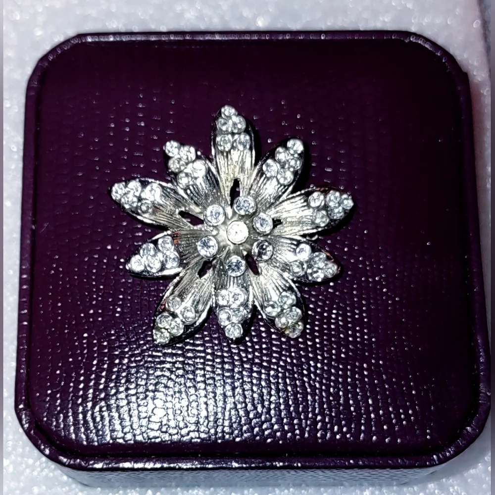 Vintage Rhinestone Snowflake Brooch - Picture 2 of 7